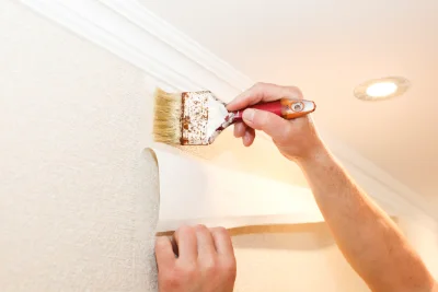 Pose de papier peint à Obies — revêtements muraux et toiles de verre